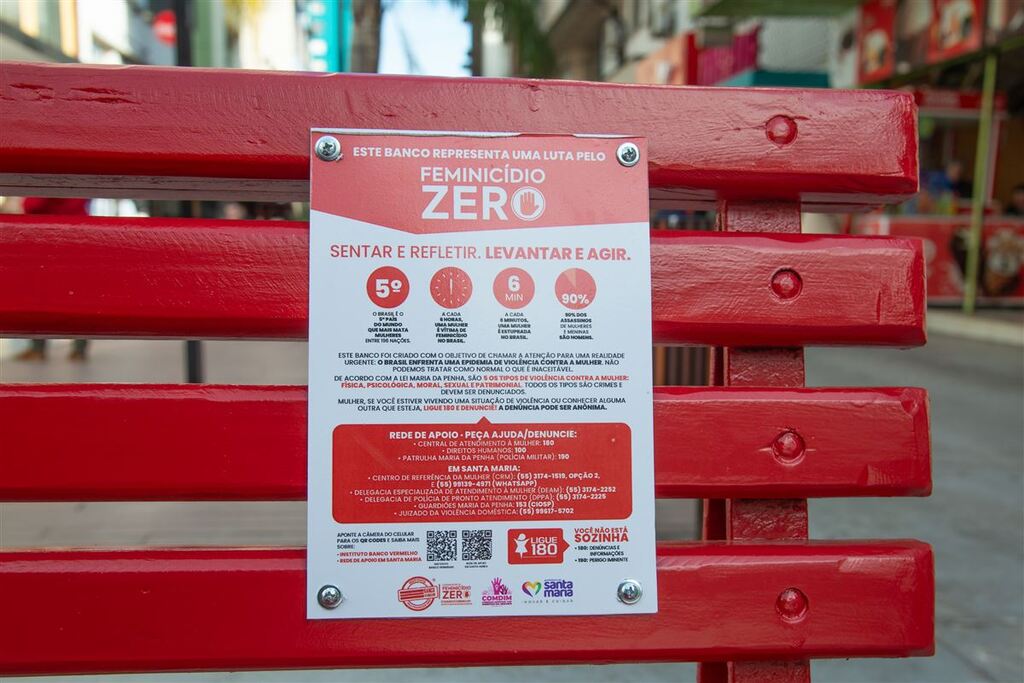 UFSM inaugura Banco Vermelho e promove debate sobre violência contra mulheres