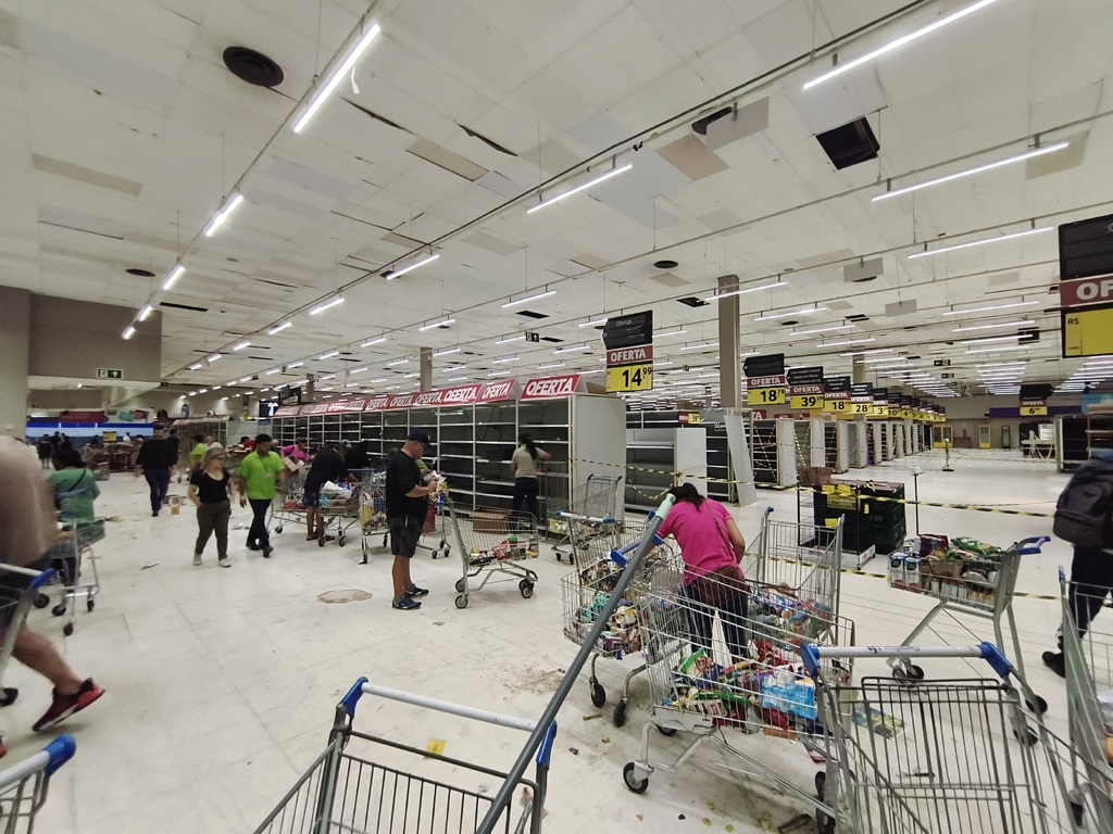 FOTOS: Carrefour do Monet vive cenário desolador com prateleiras vazias e corrida por produtos antes de fechar as portas