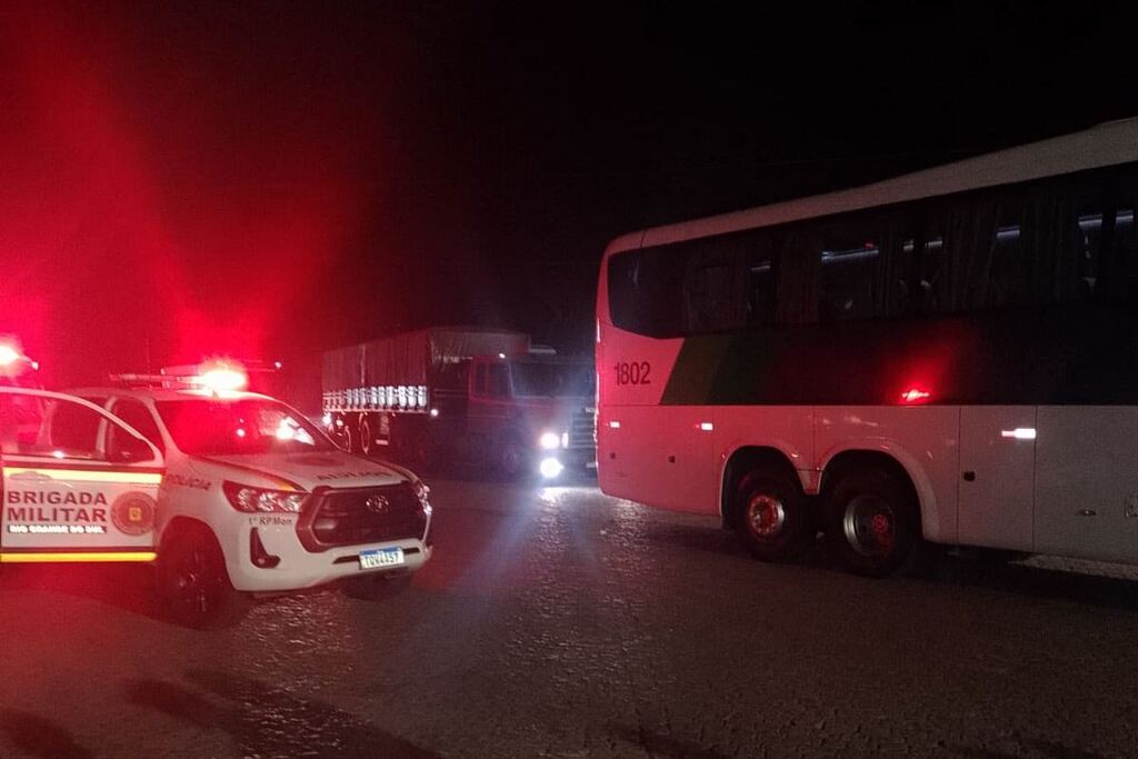 Homem é preso após ameaçar motorista e ser flagrado com drogas em ônibus na BR-392