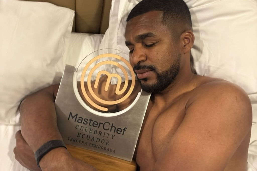 Foto: @frickson3razo (Divulgação) - Erazo publicou foto abraçado ao troféu em suas redes sociais