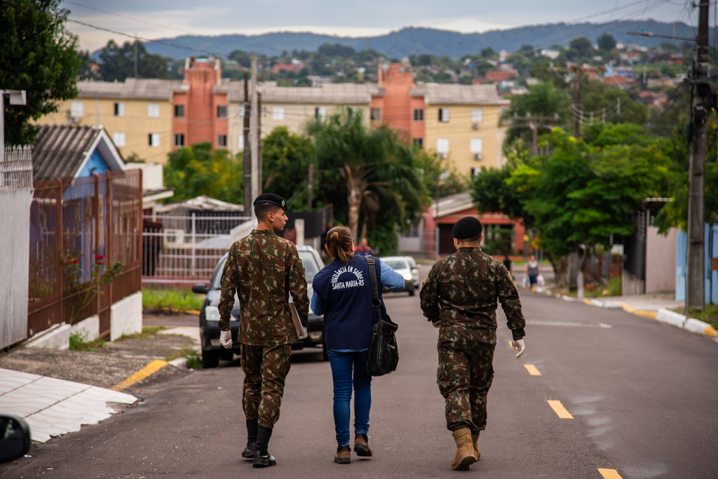 Fotos: Vinicius Becker (Diário) - A partir das 8h, quem anunciava a presença das equipes de combate à dengue eram os cachorros, que latiam à medida que os agentes avançavam de casa em casa.