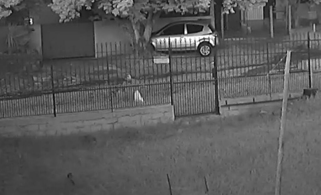 Morador cai em buraco em rua do Bairro Urlândia; via sofre com esgoto e falta de manutenção