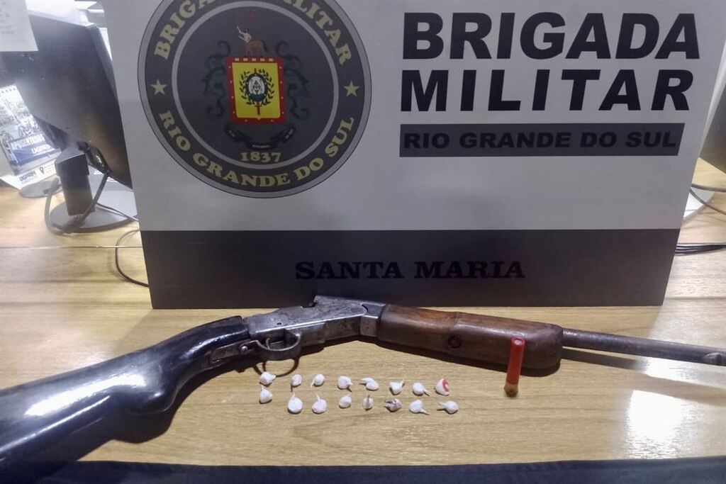 título imagem Espingarda e porções de cocaína são apreendidas após disparos no Bairro Itararé em Santa Maria