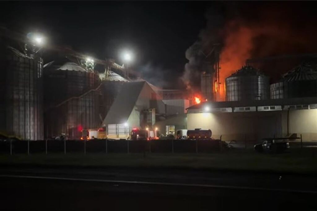 Incêndio atinge unidade de cooperativa localizada na BR-392, entre São Sepé e Santa Maria