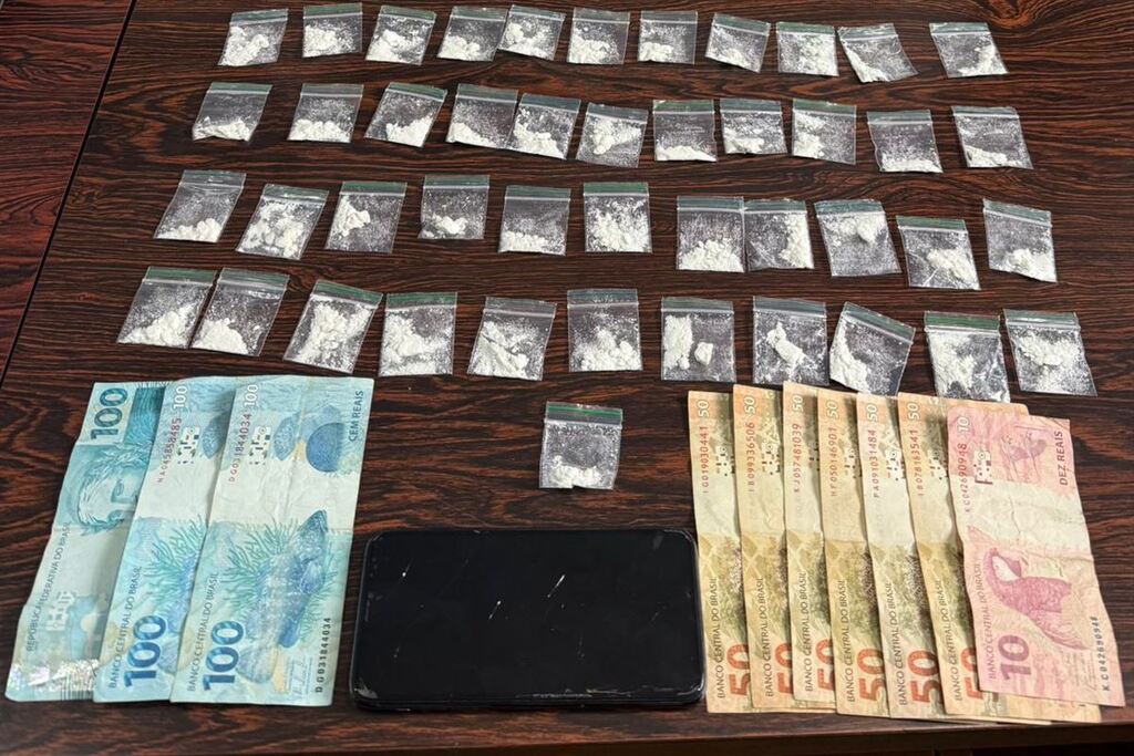 Jovem tenta destruir próprio celular e fugir de abordagem, mas é preso com porções de cocaína em Júlio de Castilhos