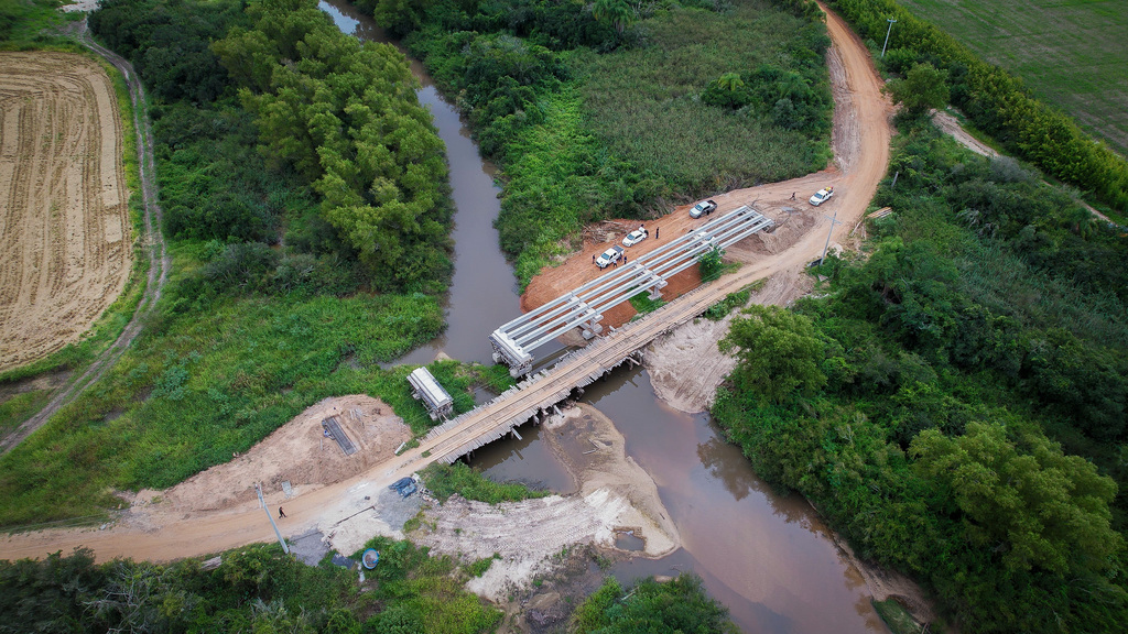 Prevista para junho, obra de nova ponte em Santa Flora avança com instalação de vigas; atual estrutura de madeira cedeu no fim de março