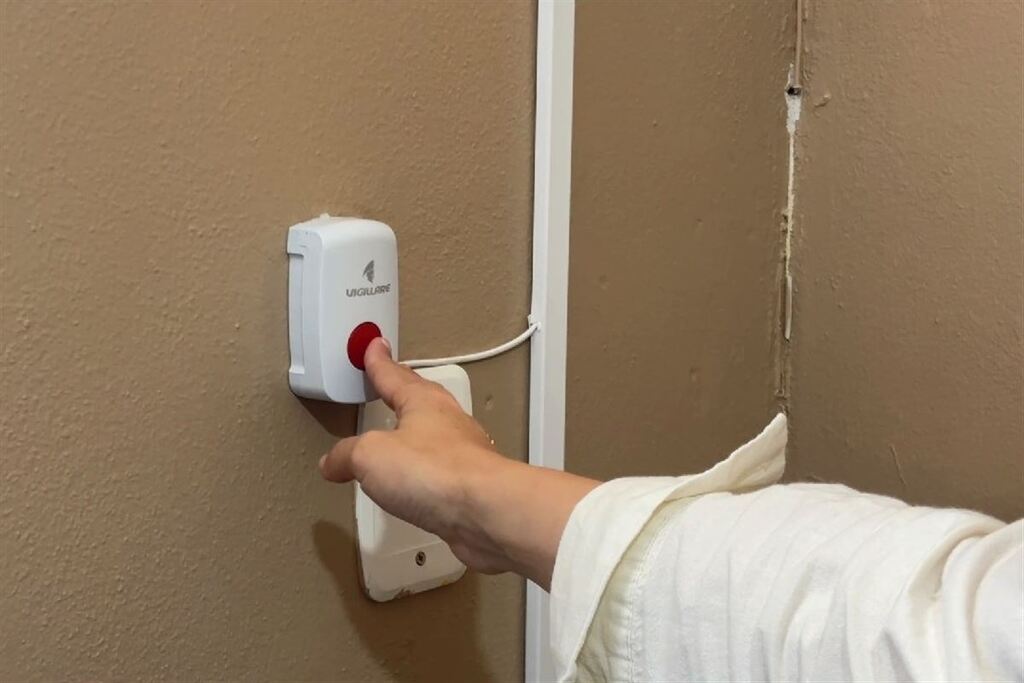 VÍDEO: Diretora é agredida e aciona botão do pânico após briga entre alunas em escola de Santa Maria