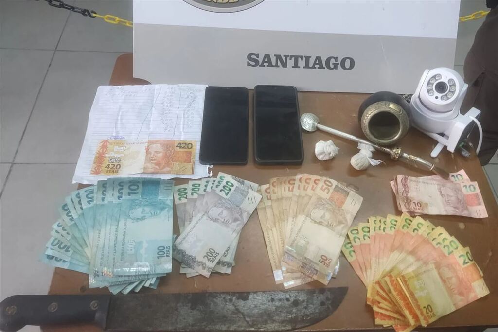 Casal é preso com nota falsa de R$ 420, drogas e objetos furtados em Santiago