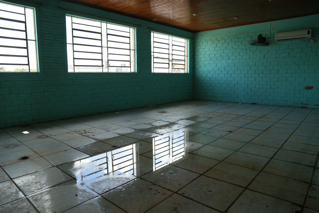 Com cinco salas interditadas e há oito anos esperando por remoção de árvores, escola no Bairro Urlândia improvisa espaços para manter aulas