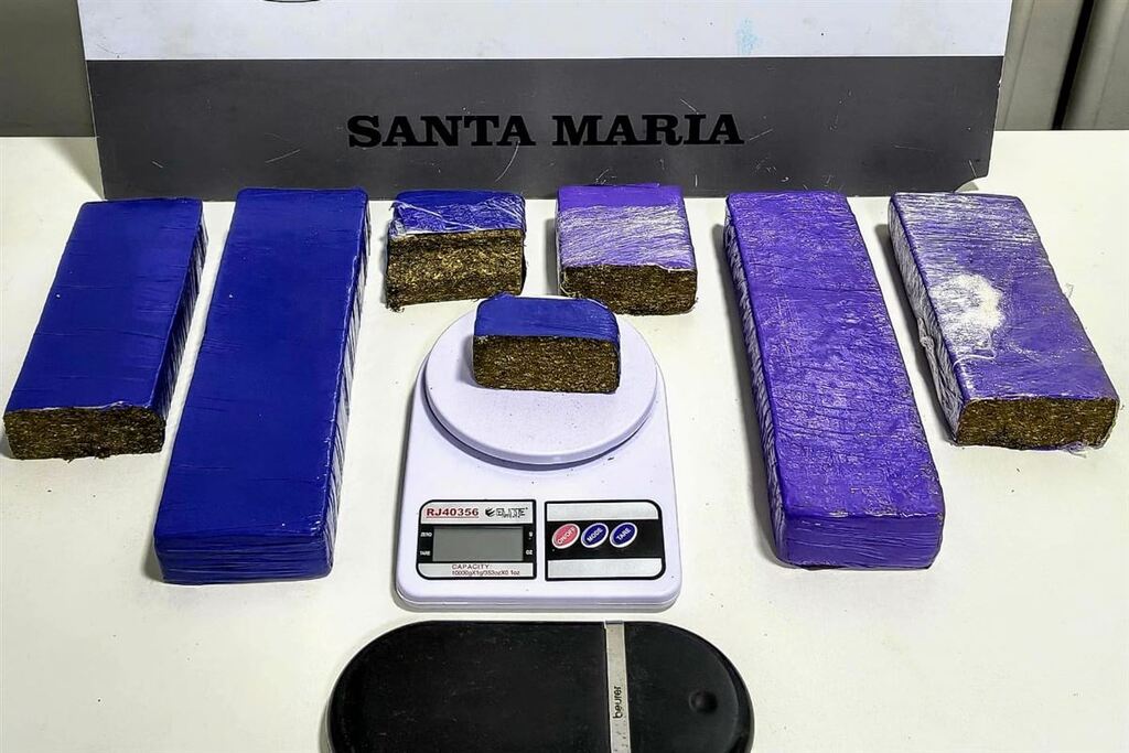 Suspeito abandona mochila com drogas e Batalhão de Choque apreende quase três quilos de maconha em Santa Maria