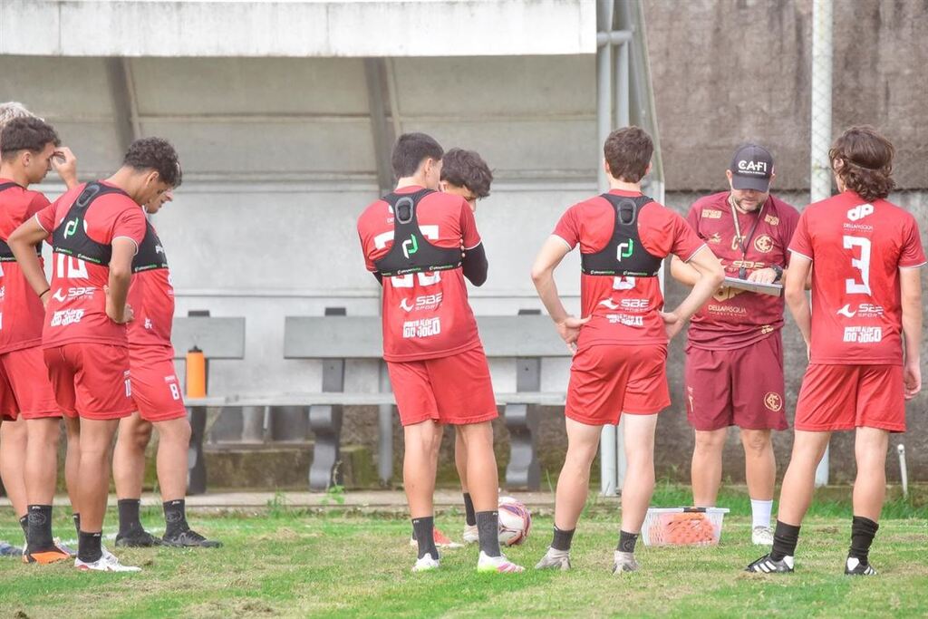 Foto: Renata Medina (Inter-SM) - Duelo dos comandados de Luizinho Peres será no domingo (19), às 15h, no Presidente Vargas. Os ingressos custam R$ 20