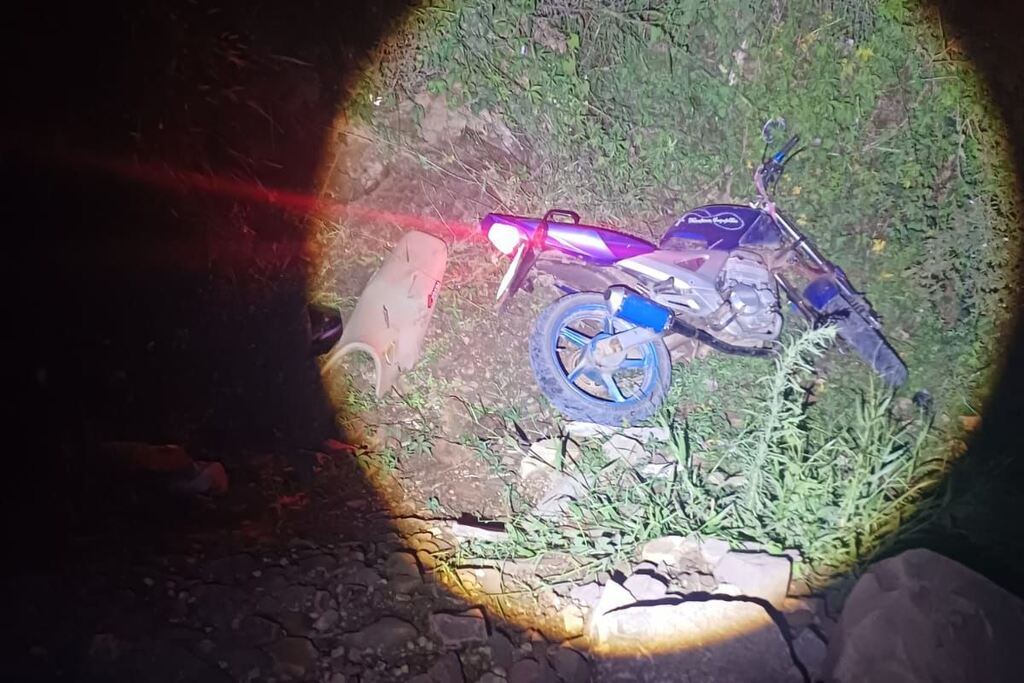 Durante perseguição, motociclista perde controle, cai em barranco e acaba preso em São Martinho da Serra