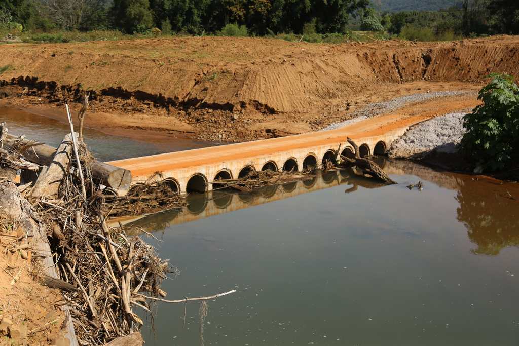 Foto: Rian Lacerda (Diário) - Em dois anos, região ainda passa por obras de reconstrução, como essa passagem molhada no distrito de Arroio Grande