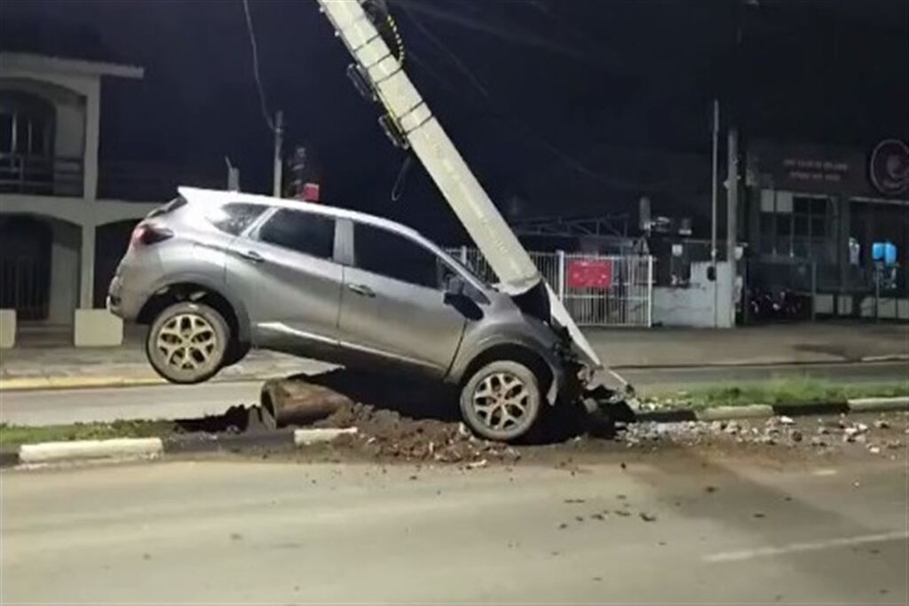 Carro fica preso a poste após colisão e veículo é abandonado em Avenida de São Gabriel
