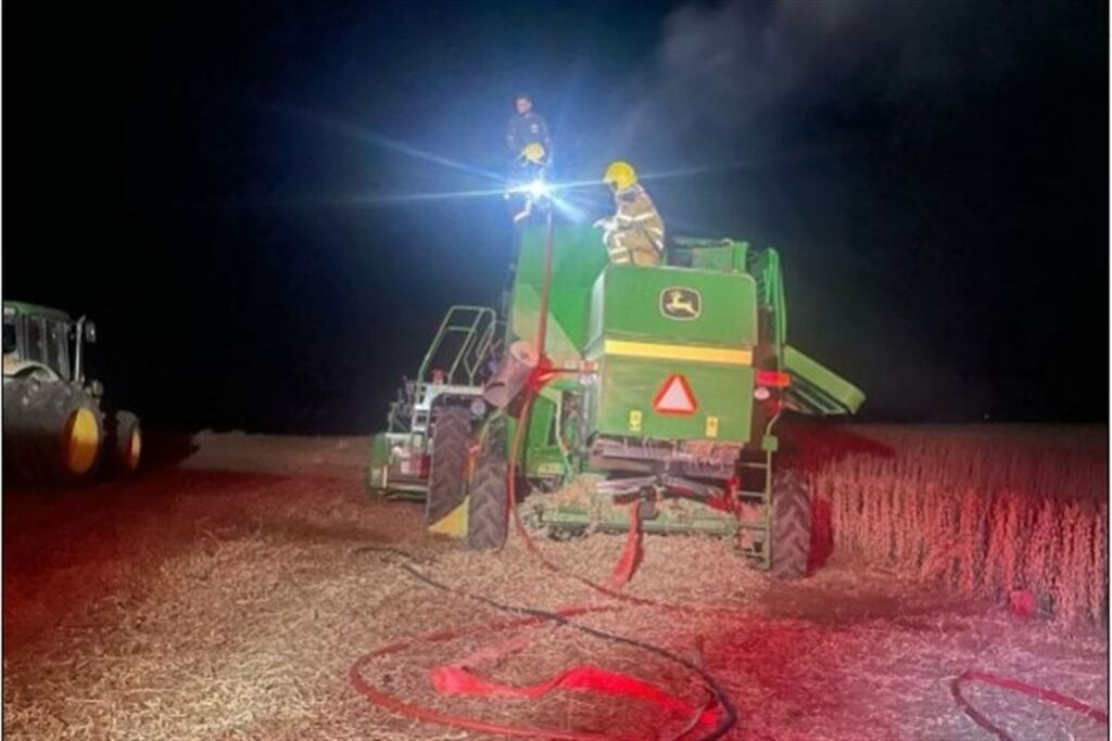 Colheitadeira pega fogo e mobiliza bombeiros em município da Quarta Colônia