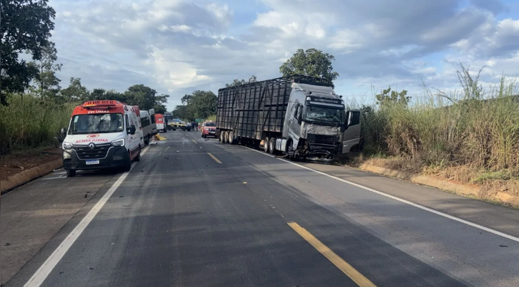 Colisão entre van, carro e caminhão mata oito pessoas na BR-020