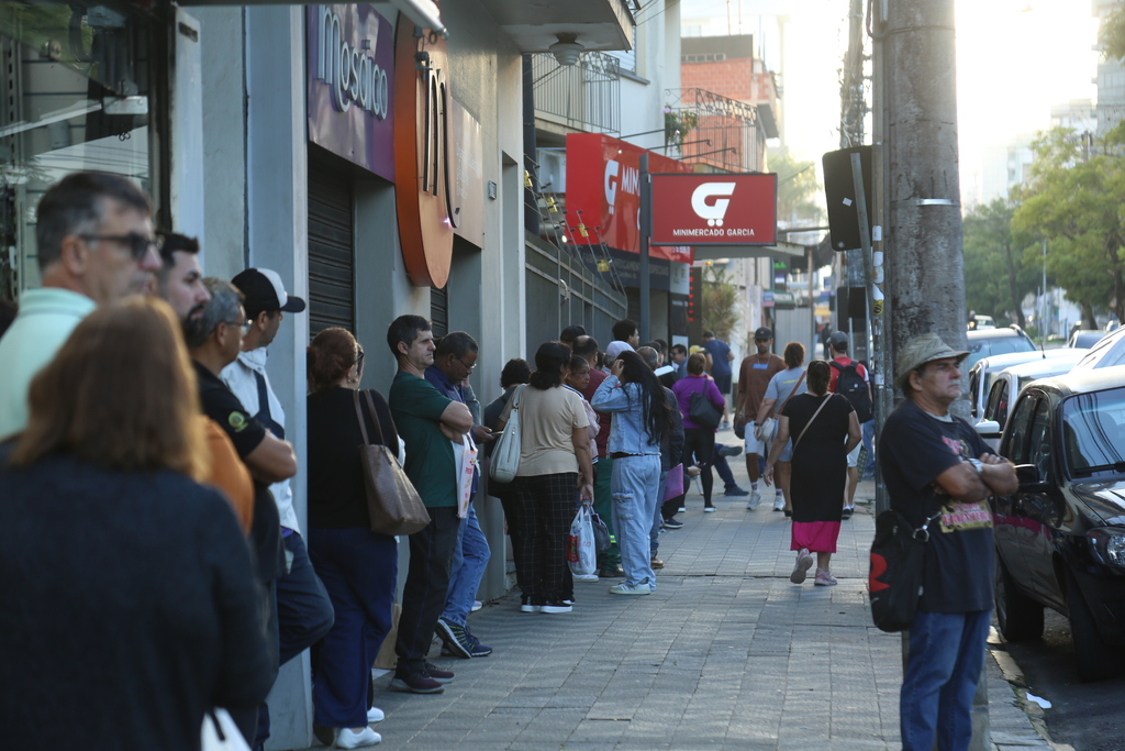 Foto: Rian Lacerda (Diário) - Filas voltaram a ser registradas na manhã desta quarta-feira (22) nas farmácias municipais de Santa Maria.