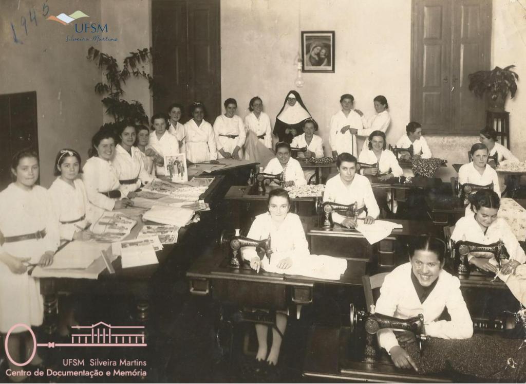 Foto: Reprodução/Centro de Documentação e Memória - UFSM Silveira Martins - Alunas do Colégio Nossa Senhora do Bom Conselho durante aula de costura em 1945