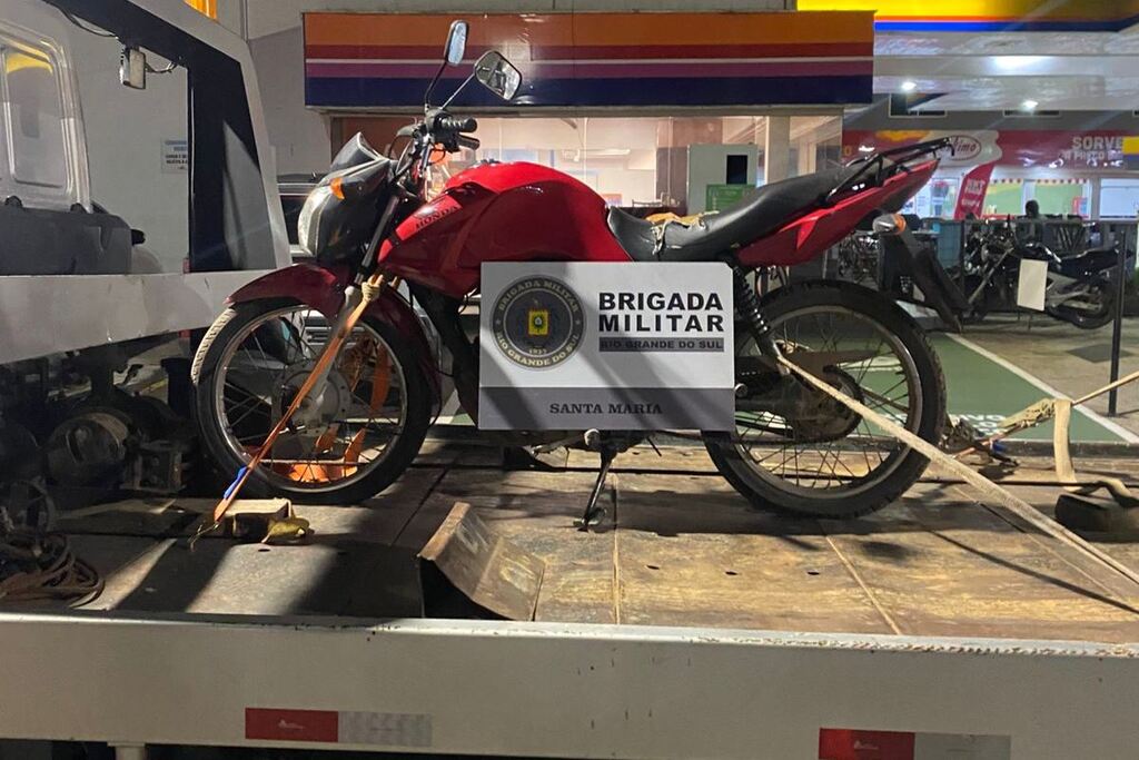 título imagem Jovem é detido ao ser flagrado empurrando motocicleta furtada em via pública de Santa Maria
