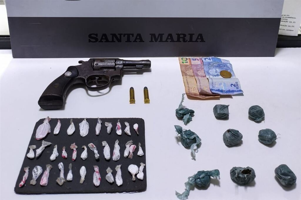Jovem tenta fugir de abordagem, mas acaba preso com arma e drogas em Santa Maria