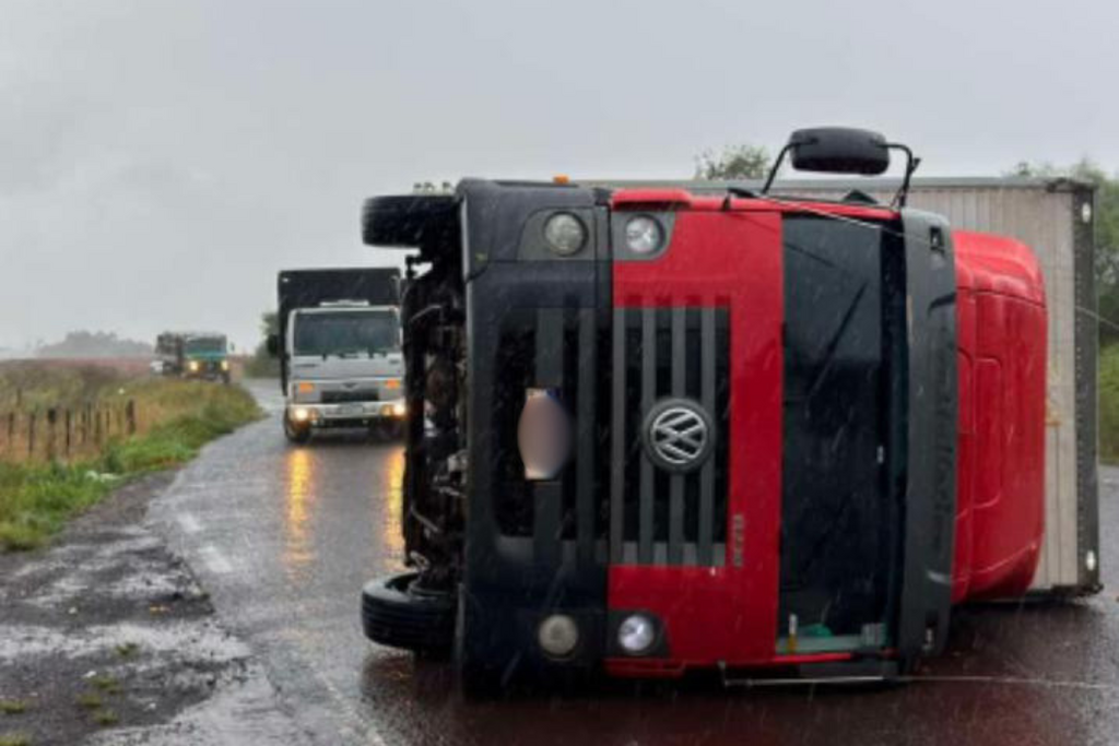 Durante temporal, caminhão-baú tomba na ERS-481 e deixa trânsito parcialmente interrompido em Cruz Alta