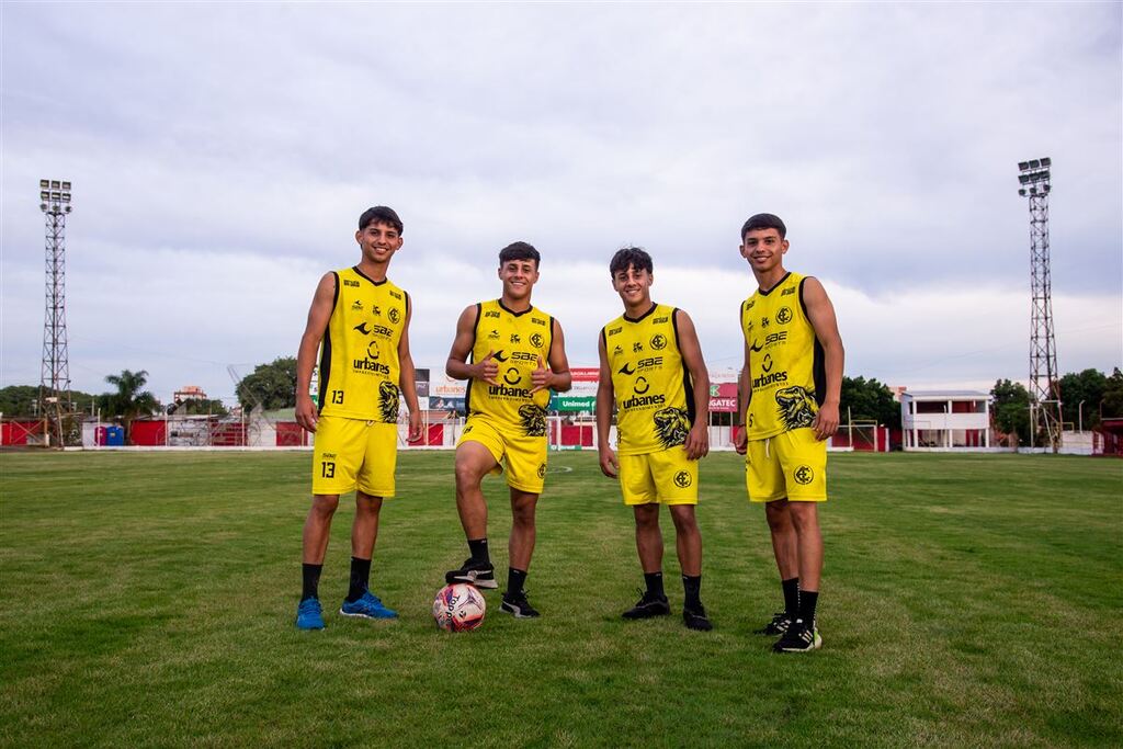 Foto: Vinicius Becker - A equipe sub-20 do Alvirrubro conta com gêmeos em dobro. Na foto, estão Henrique (a partir da esquerda), Pedro, Carlos e Guilherme. Os quatro são titulares do time na disputa do Gauchão da categoria