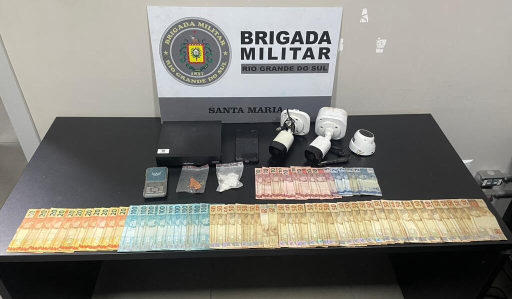 título imagem Homem foragido é preso com drogas após cão farejador localizar material no Bairro Lorenzi em Santa Maria