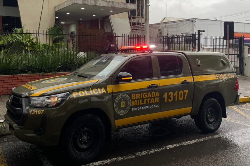 Homem foragido é preso com drogas após cão farejador localizar material no Bairro Lorenzi em Santa Maria