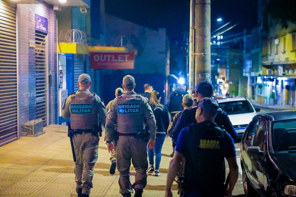 Brigada Militar apreende faca, soqueira e rádio na frequência policial em operação contra perturbação do sossego público em Santa Maria