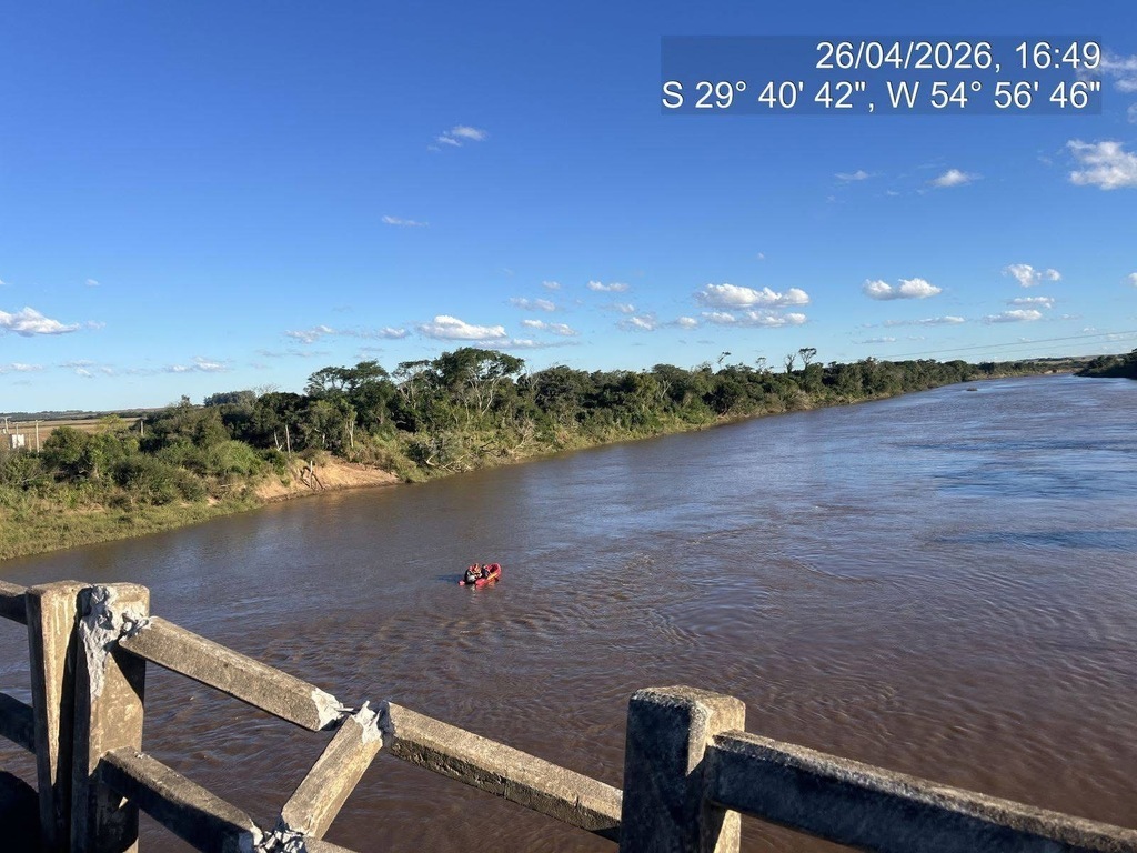 Buscas por motorista de caminhão submerso no Rio Jaguari são retomadas na manhã desta segunda-feira