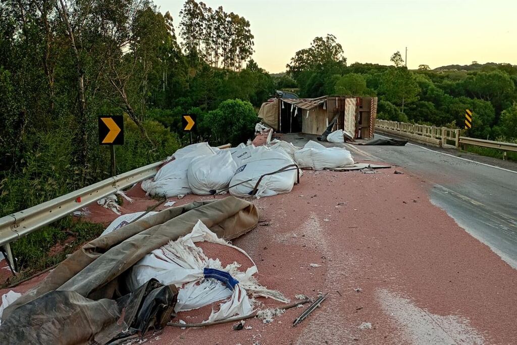 Caminhão tomba e bloqueia totalmente a BR-392 em Santana da Boa Vista