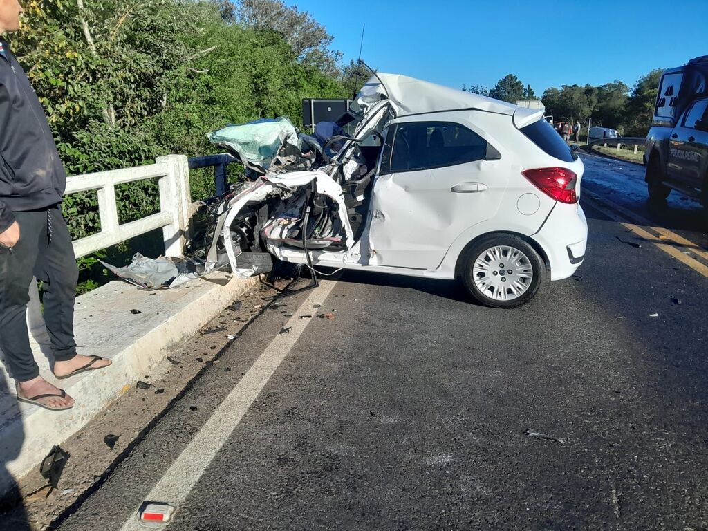 Colisão frontal entre carro e caminhão deixa motorista morta e causa bloqueio total na RSC-287