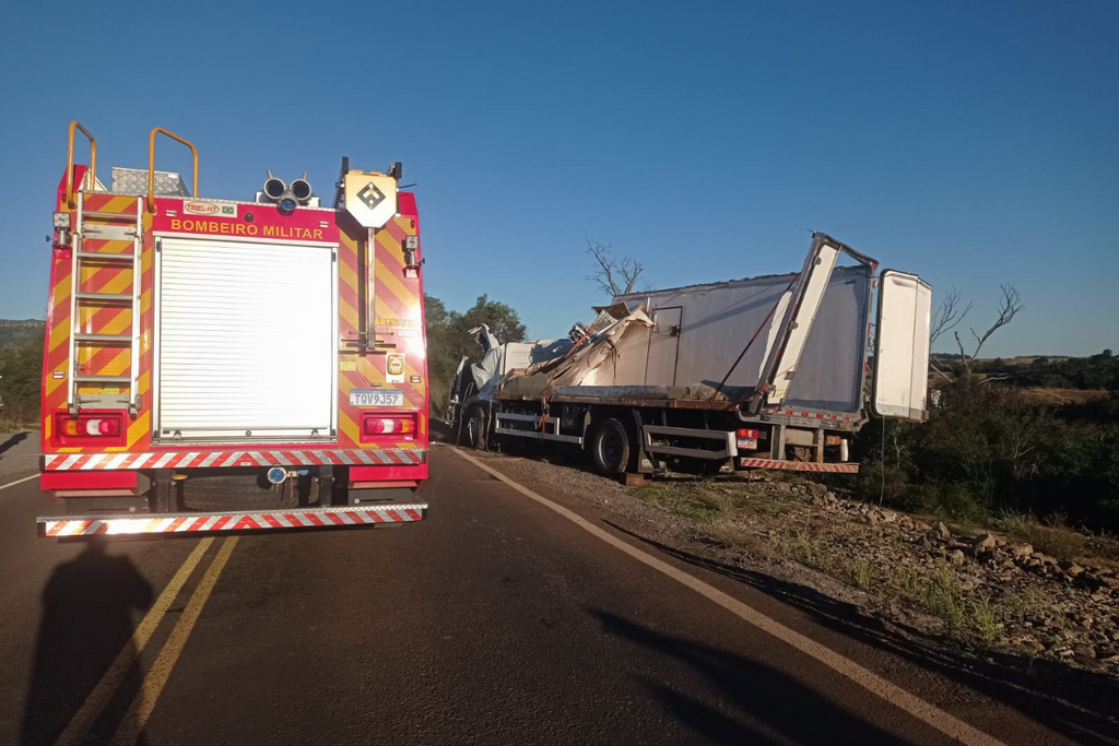 Bombeiros confirmam morte de motorista de caminhão de Santa Maria que caiu de ponte na ERS-241