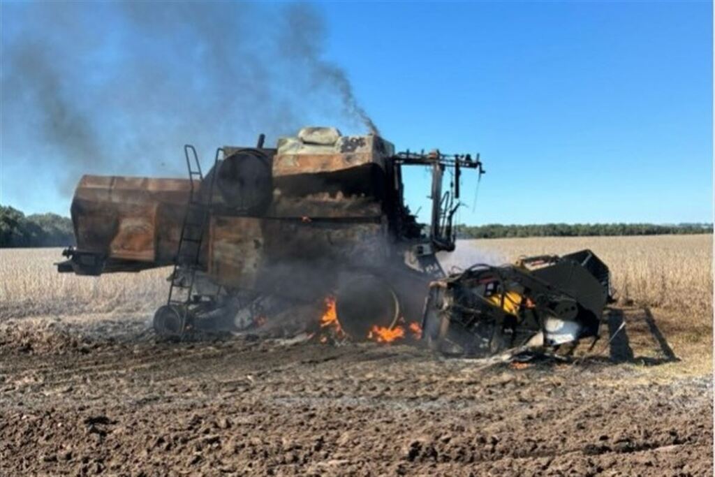 Colheitadeira é destruída por incêndio no interior de Restinga Sêca