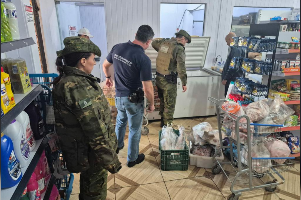 Fiscalização apreende 900 quilos de alimentos impróprios em supermercados de município da região