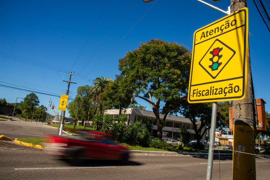 Posso avançar o sinal vermelho à noite? Santa Maria registra mais de mil multas por avanço de sinal em menos de quatro meses