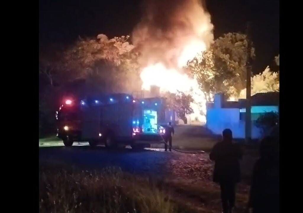 VÍDEO: Idosa de 83 anos fica ferida após casa ser destruída por incêndio em Rosário do Sul