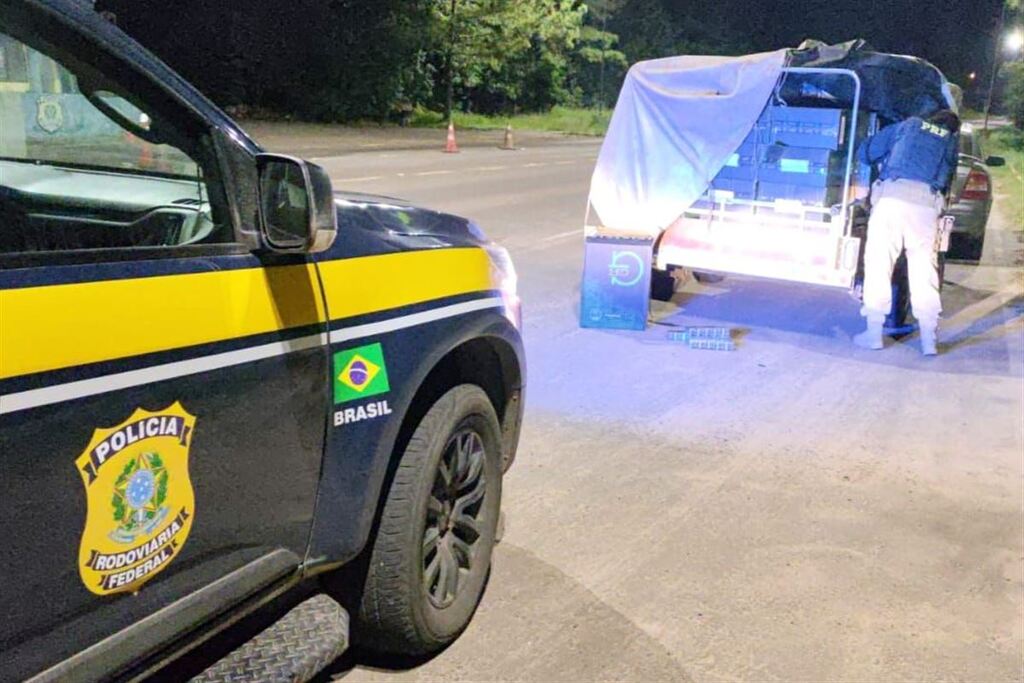 Homem é preso com quase 40 mil maços de cigarros na BR-290, em Rosário do Sul