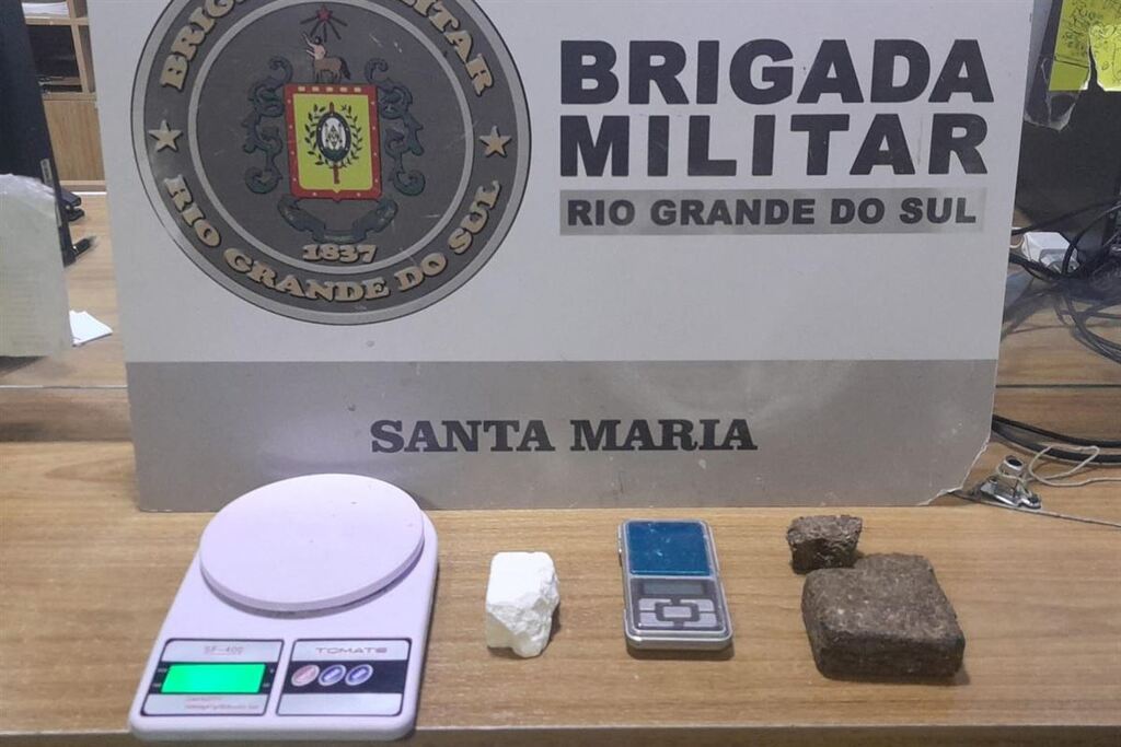 Após denúncia, mulher é presa em flagrante por tráfico de drogas em Santa Maria