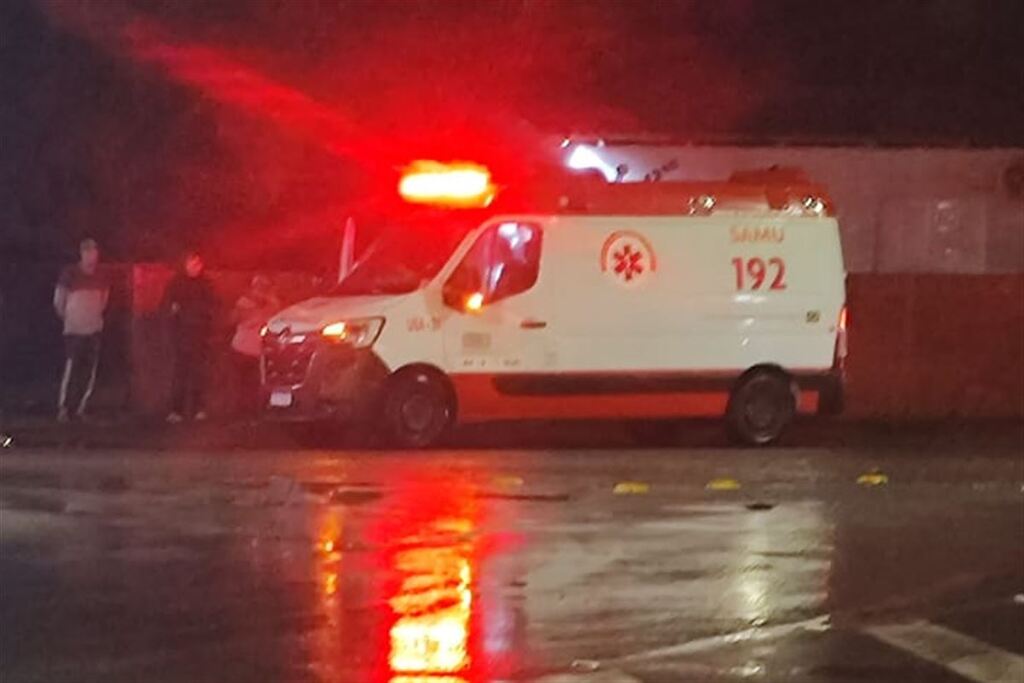 Homem morre atropelado em Santa Maria; vítima estaria tentado atravessar a rua sob forte chuva