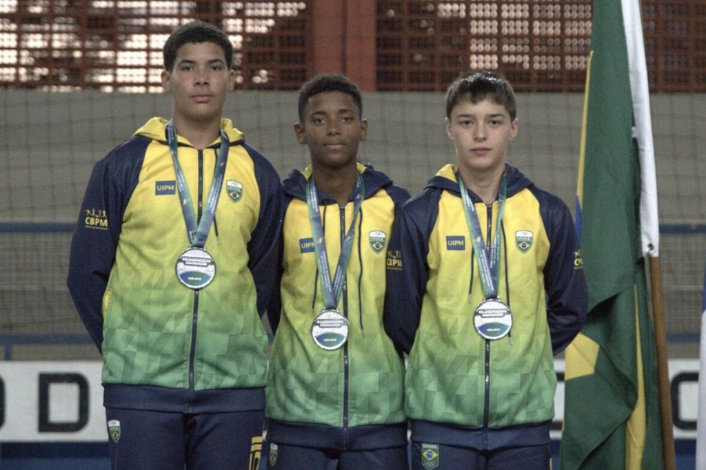 Foto: Arquivo Pessoal - Yezo (à direita) conquistou a prata por equipes, em sua primeira convocação para a seleção brasileira.