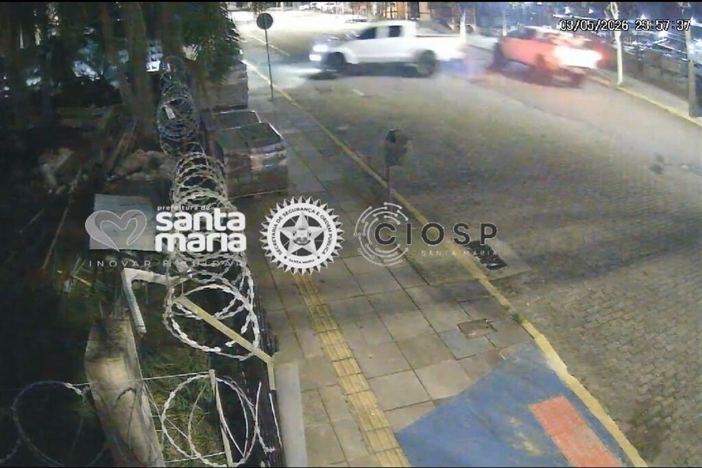 Vídeo: Câmeras de segurança registram racha entre veículos e colisão de caminhonete que destruiu grades do Fórum de Santa Maria