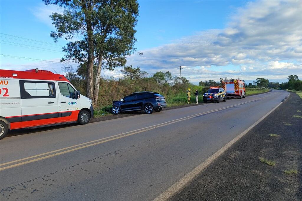 Motorista fica gravemente ferido após bater contra árvore na BR-287, em Santiago