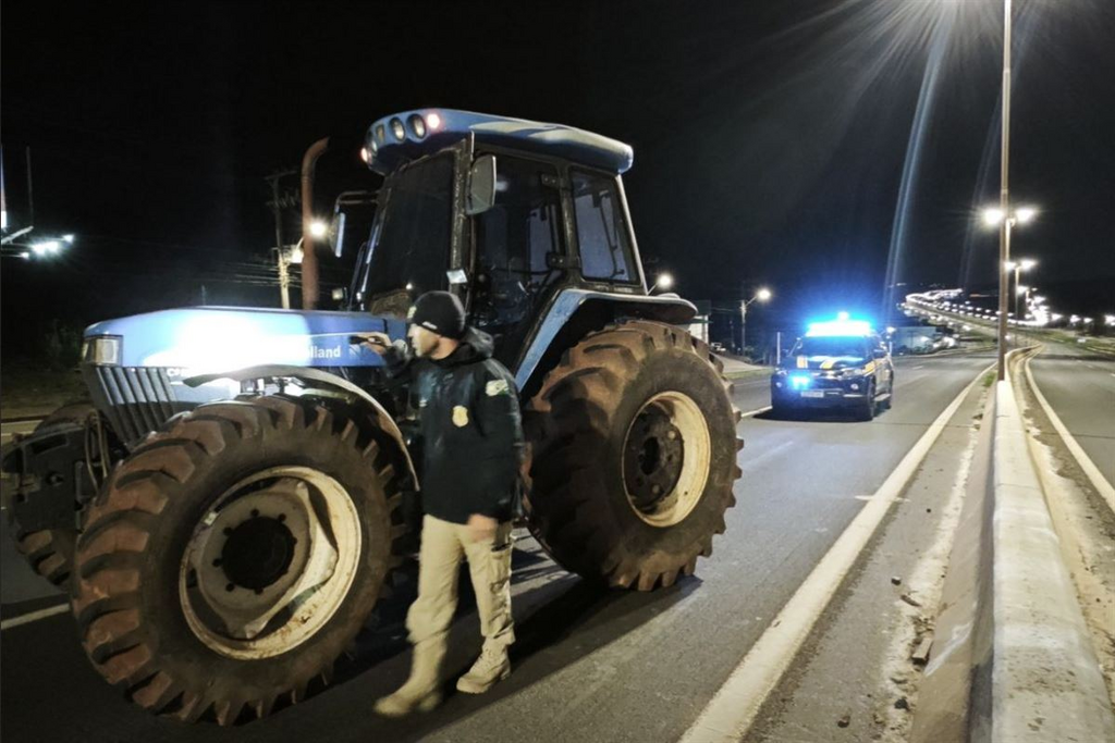 Jovem da região furta trator para vendê-lo no Paraguai, mas acaba preso em Santa Catarina após viajar dois dias sem parar