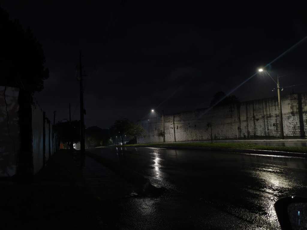 Foto Deni Zolin - Na Avenida Liberdade, há luminárias ao lado do cemitério, mas do outro lado da via, calçada fica às escuras.