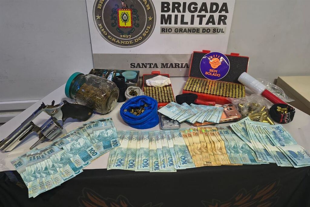 Após arremessar pacote sobre telhado de vizinho, jovem é preso com drogas, arma, munições e R$ 11 mil em dinheiro