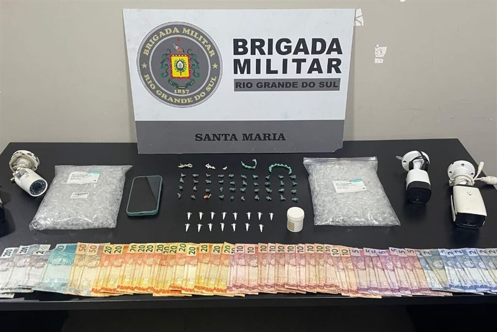 Jovem é detido com crack, cocaína em microtubos e dinheiro em Santa Maria