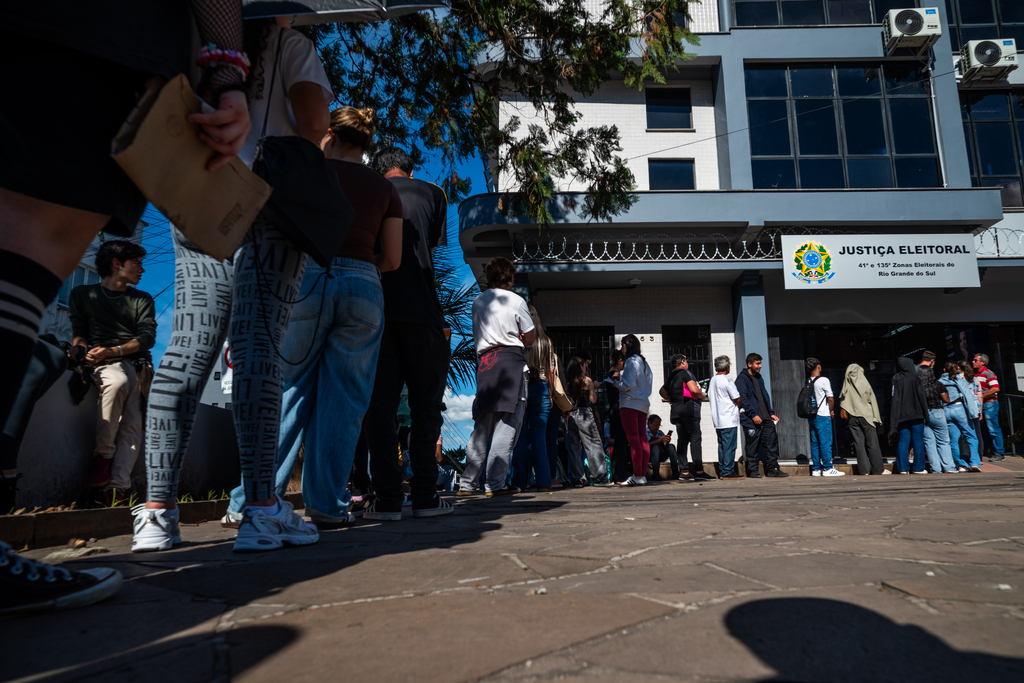Foto: Vinicius Becker (Diário) - Na terça-feira, véspera do prazo final para ficar em dia com o documento, pessoas formavam filas para atendimento