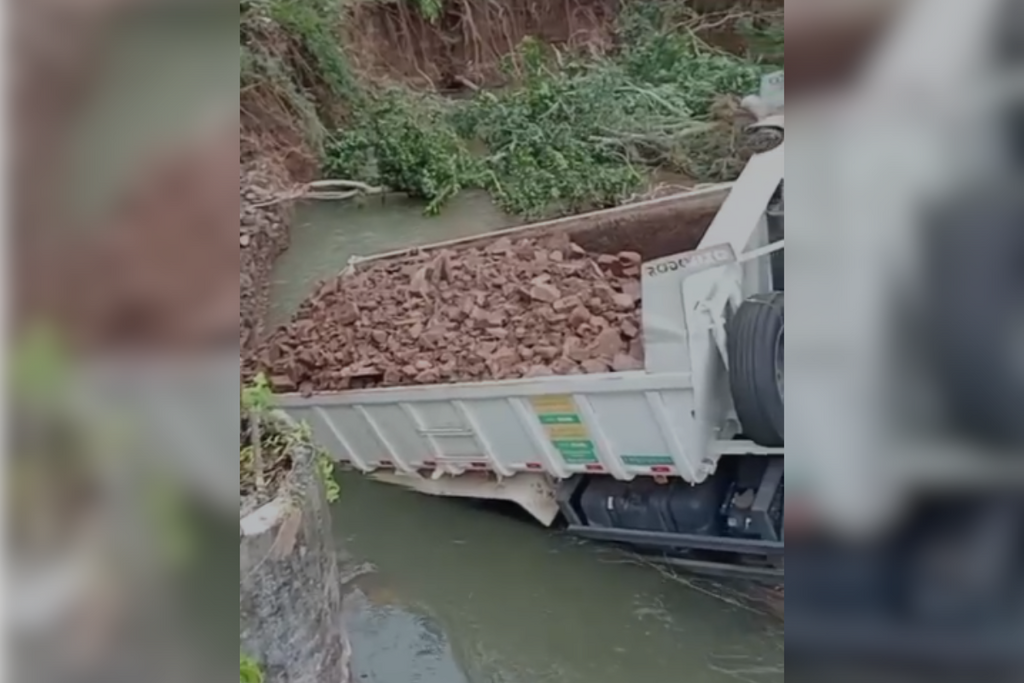 VÍDEO: caminhão da prefeitura de Santa Maria cai em rio após ponte ceder no Distrito de Arroio Grande