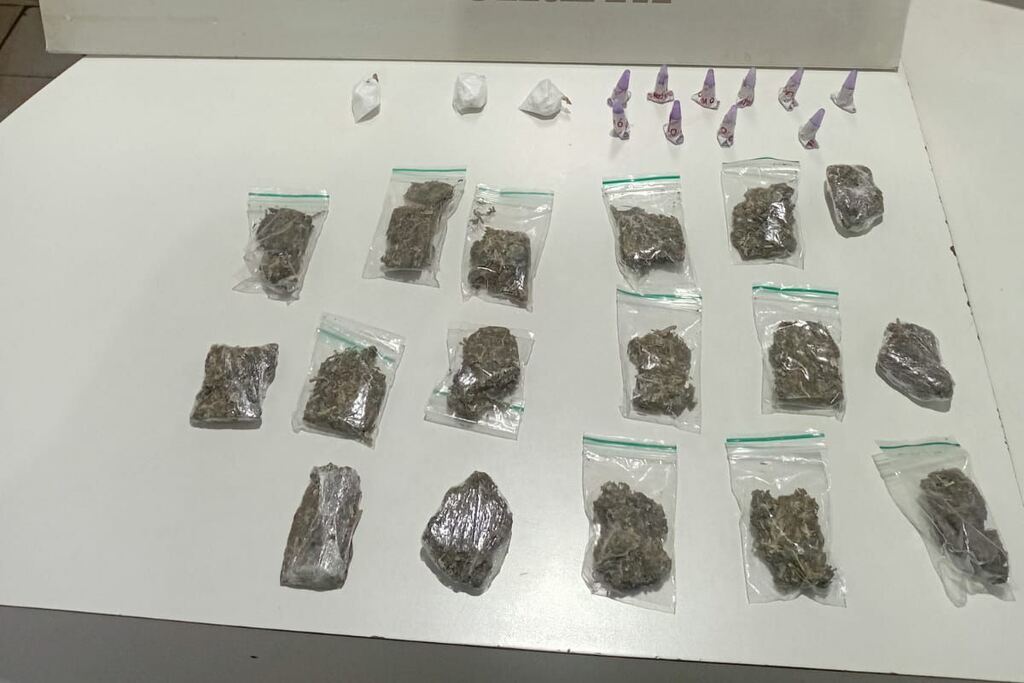 Jovem que estaria realizando tele-entrega de drogas é preso com maconha e cocaína em cidade da região